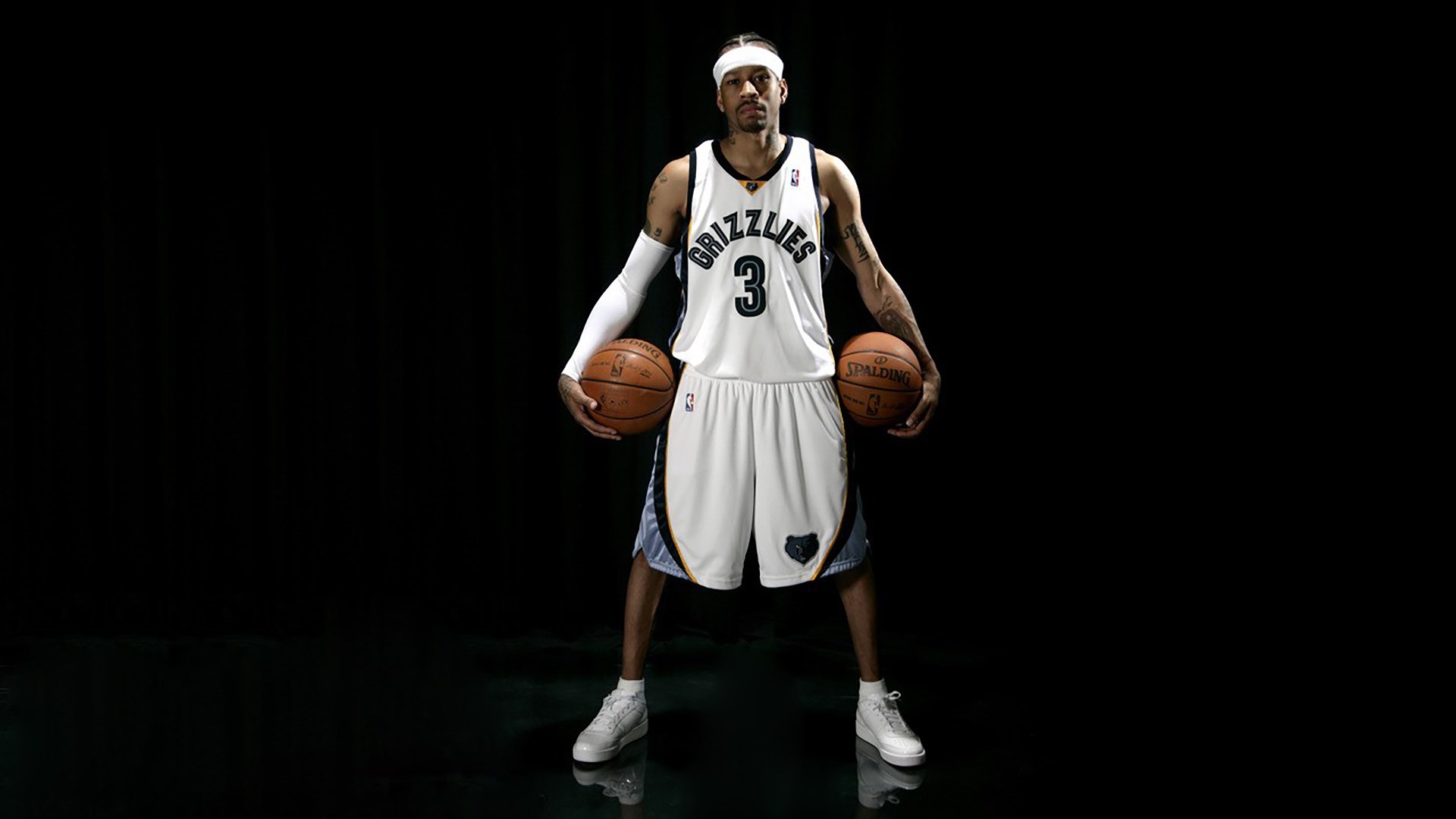 在对阵掘金的比赛中,库里单场砍下44分,投中10个三分球,让对手束手无策!